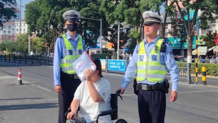 护航中考：民警暖心处置两起考生突发状况