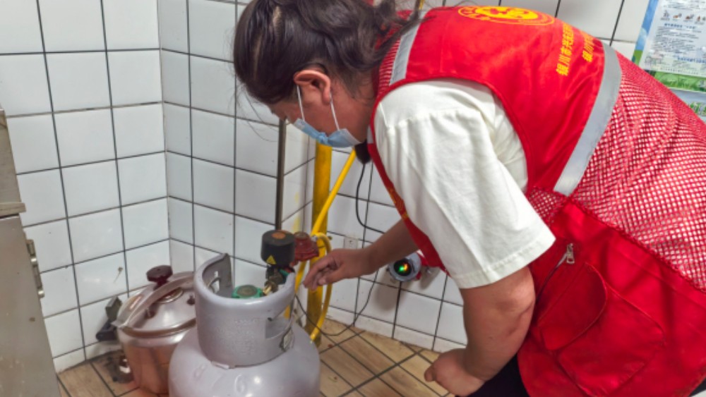 银川市兴庆区景湖社区：安全宣传进湖畔 普法排查护平安