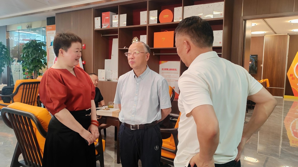 聚焦光健康产业发展 助力健康时代建设——李后强带队调研四川世纪和光科技发展有限公司