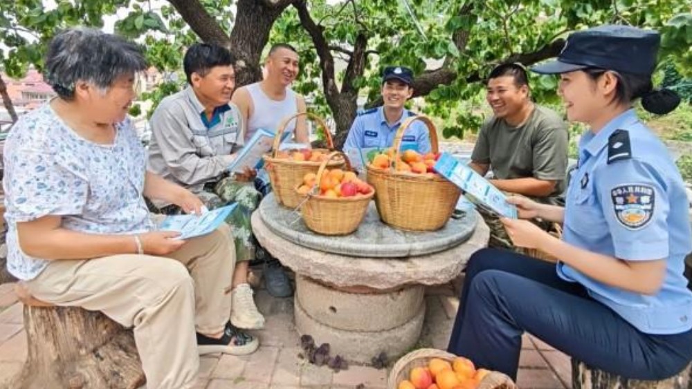 青岛：防诈宣传进杏园
