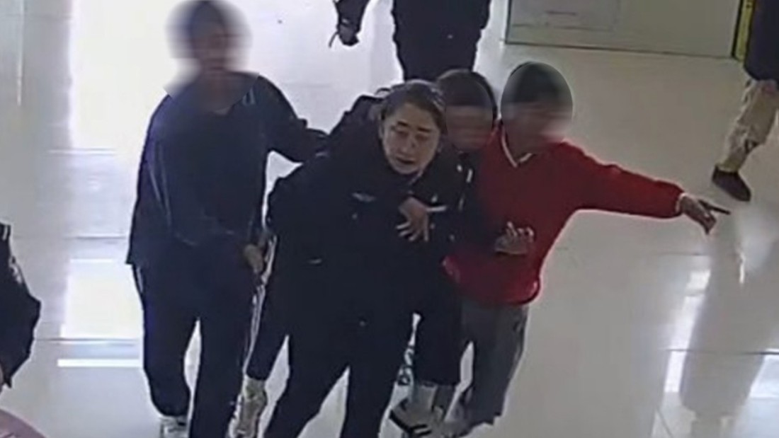 新疆乌什县公安局：学生校内突发不适 女警紧急救助全力护送