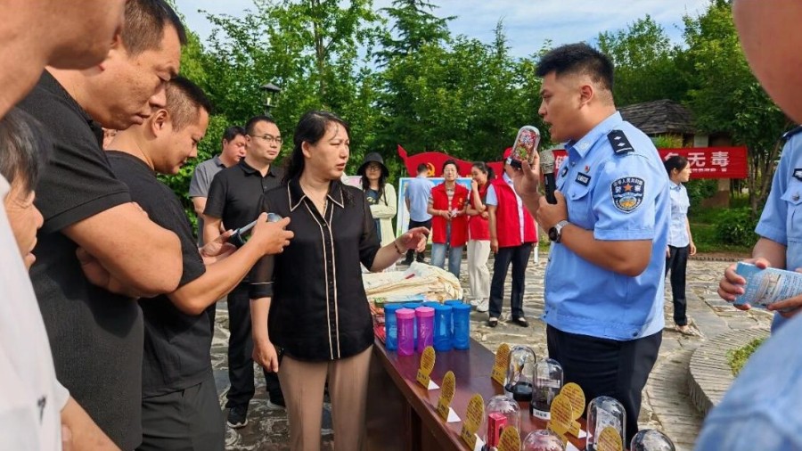 豫戒先锋进乡村——河南省第一强制隔离戒毒所与南阳司法行政机关联动开展禁毒与社区矫正法宣传活动