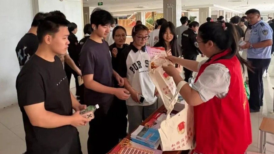 禁毒宣传进校园——河南省第一强制隔离戒毒所与南阳司法行政机关联动开展禁毒与社区矫正法宣传活动