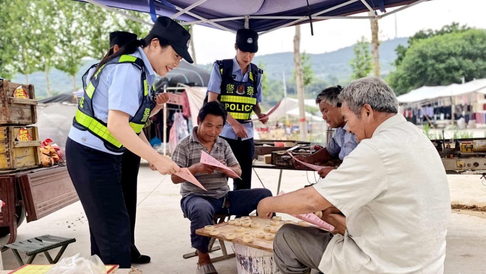 枣庄：“民警赶大集”送平安