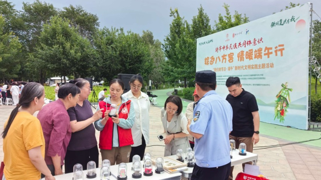 新疆奎屯市公安局结合端午佳节开展禁毒宣传活动