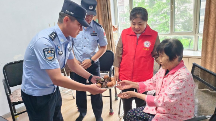 吉林圈河出入境边防检查站：粽叶飘香迎端午 警地携手暖民心