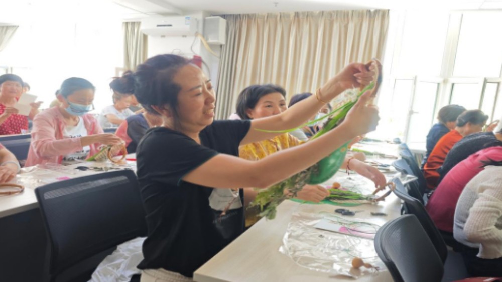 银川市兴庆区游乐社区：巧做艾花传温情 法治清风润睦邻