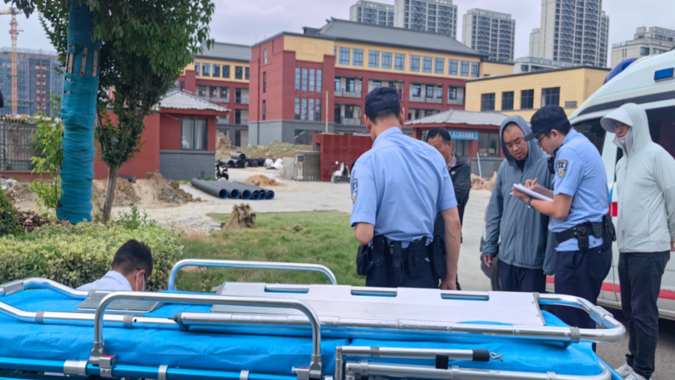 男子路边昏迷倒地流血 警民同心紧急救助脱险
