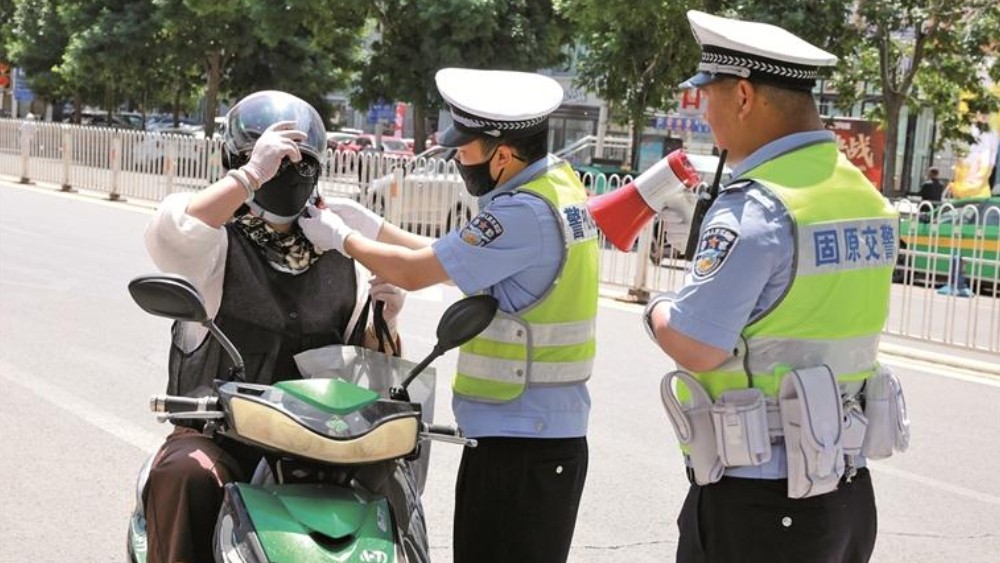 “我骑车没戴头盔，大家别学我”