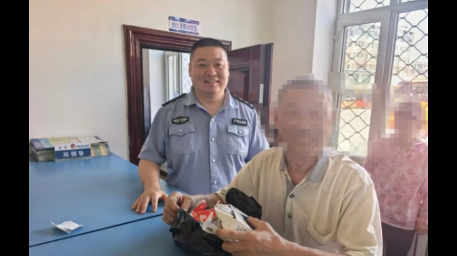 拾金不昧暖人心 吉林扶余公安民警火速寻回老人遗失手拿包