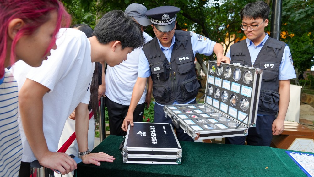 科技“警”色点亮六星街夏夜，新疆伊宁市公安局开启夏季主题安全宣传活动