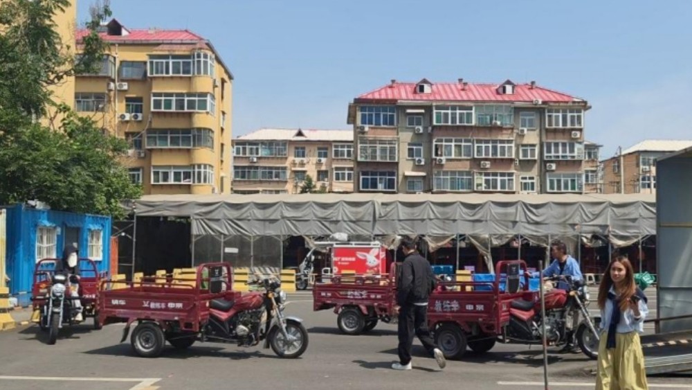 2150元拼出“马路刺客”！骑了20年才知是机动车，“老头乐”治理如何破局？