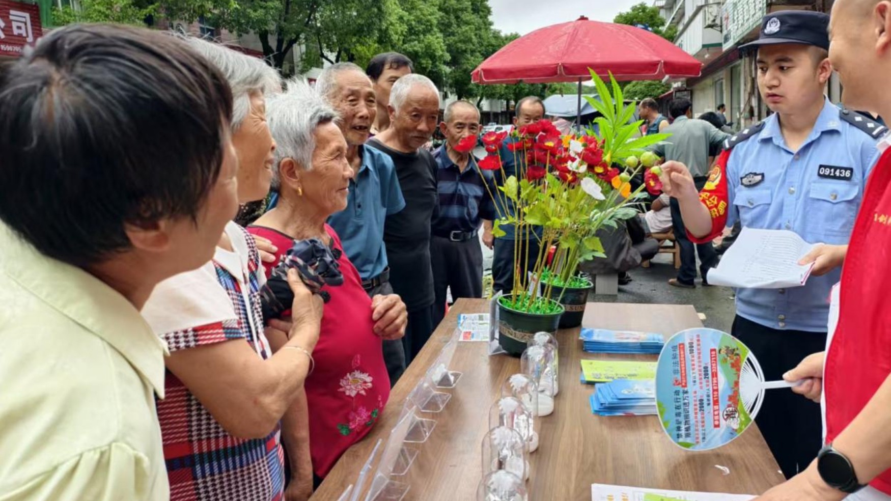 深耕集市宣传阵地 筑牢禁种铲毒安全屏障