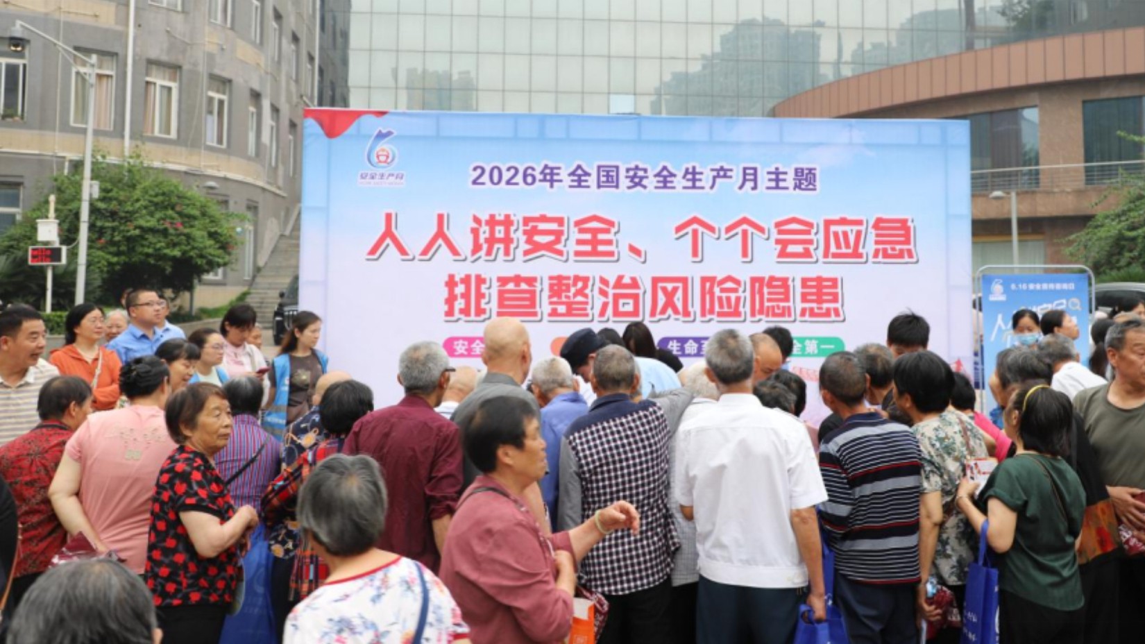 法治护航守底线  筑牢安全生产“防火墙”——武胜县司法局积极开展2026年“安全生产月”暨“安全宣传咨询日”普法活动