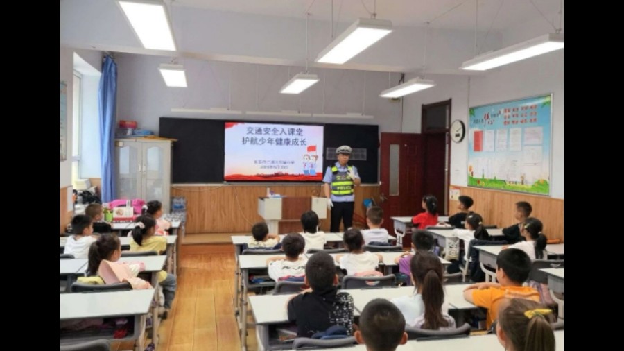 吉林长春交警进校园 上好暑假前的“安全课”