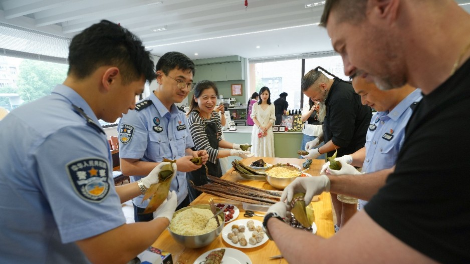 外国船长走进社区感受中国传统文化魅力