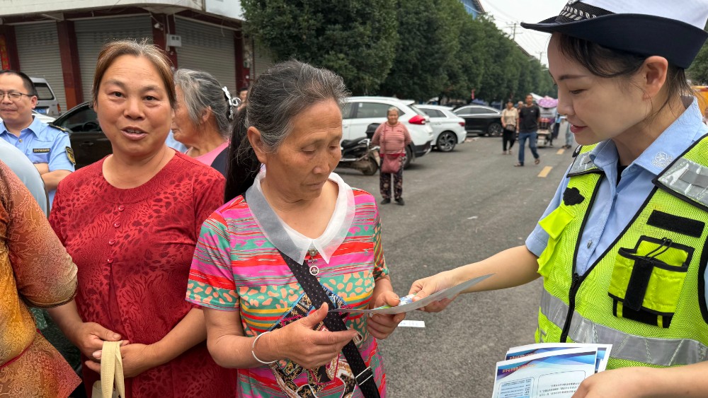 青神交警把“平安”送到田间地头，这波宣传太接地气