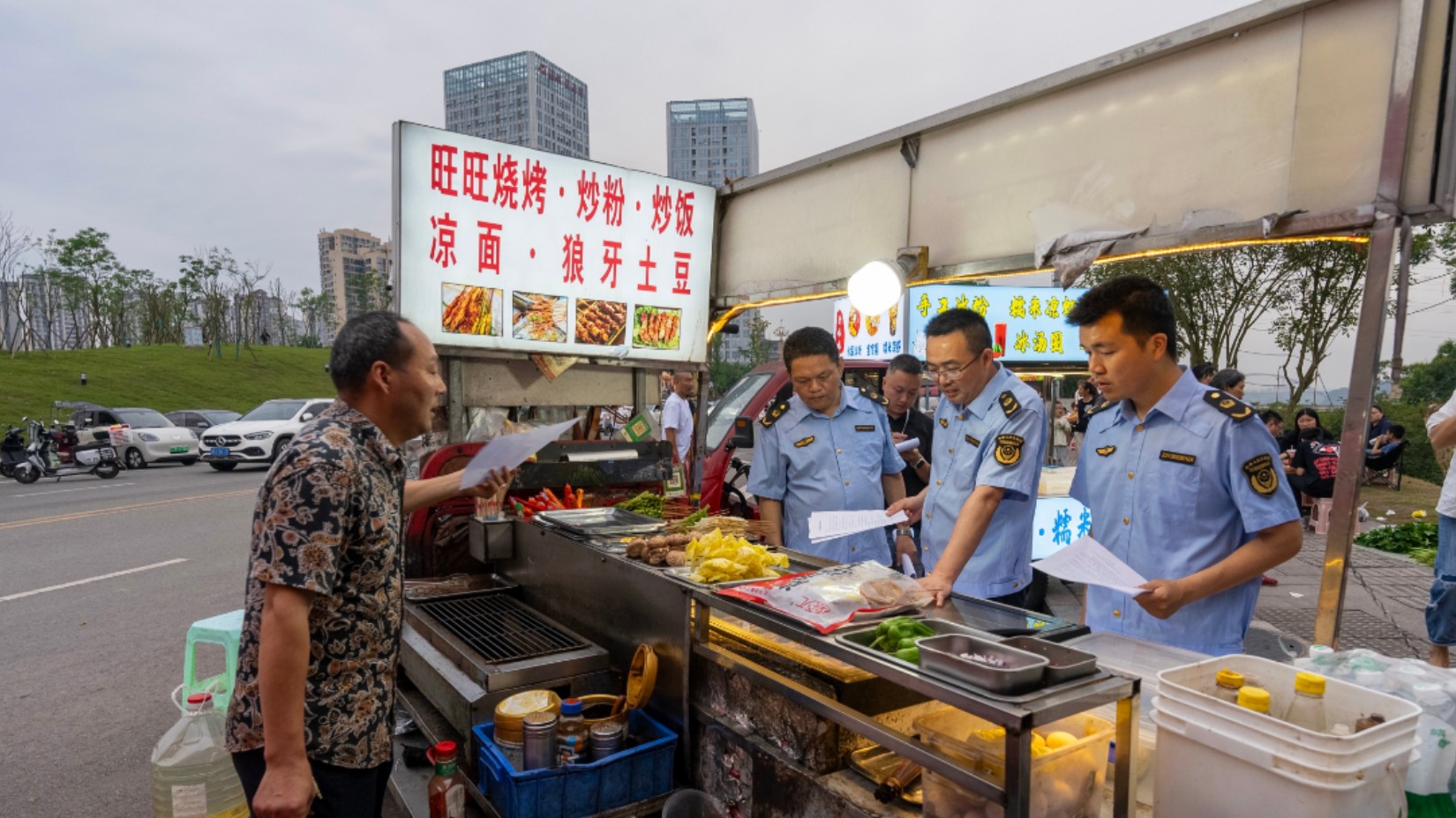 广安市市场监管局经开区分局守护“8号公路”烟火气，筑牢夜市食品安全防线