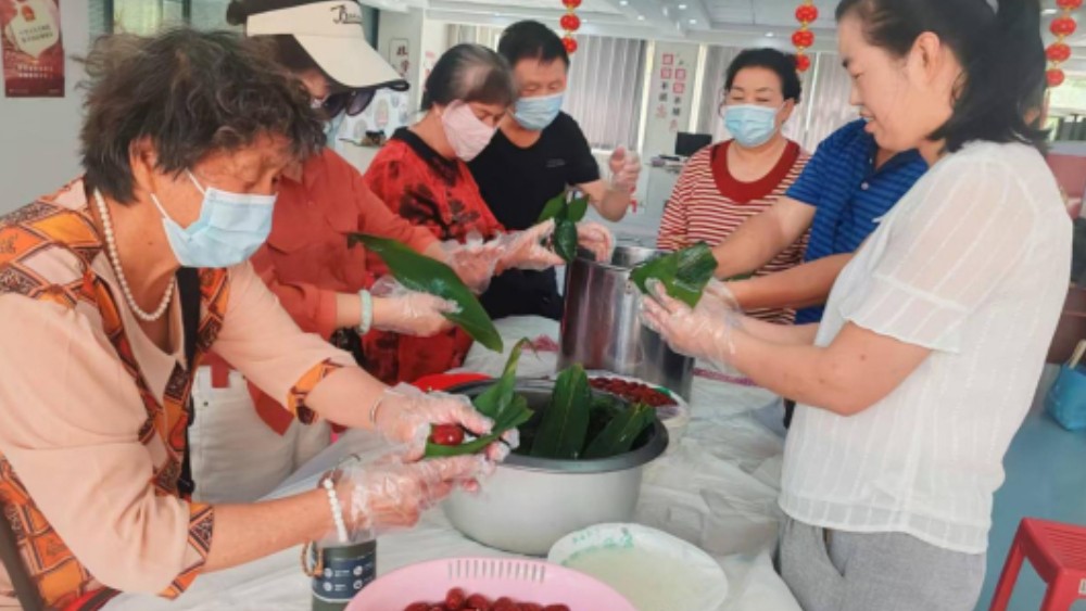 银川市兴庆区永康社区：端午粽香暖民心 反诈普法护银发