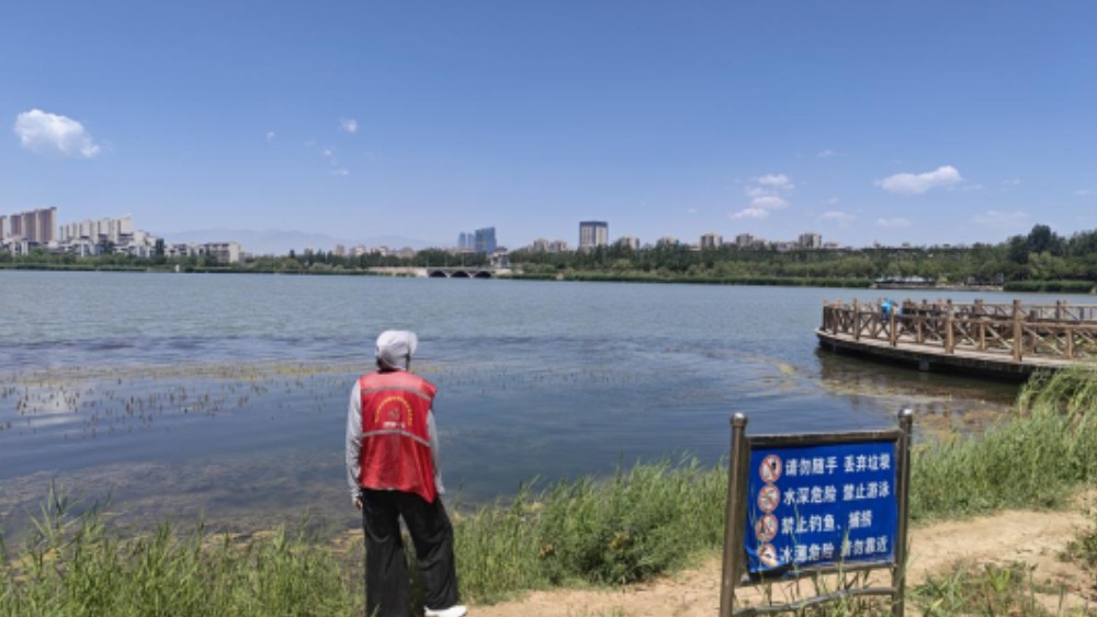 银川市兴庆区观湖社区：常态巡湖排隐患 依法护水筑防线