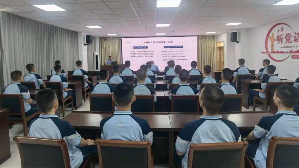 潍城区法学会走进潍坊市春鸢学校开展法治宣讲活动