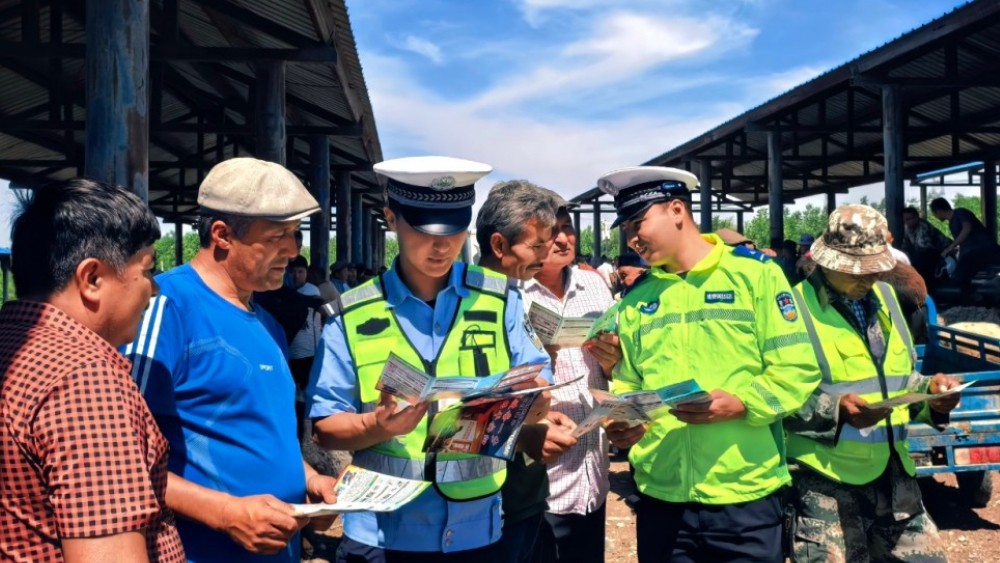 新疆伊宁市公安局潘津镇派出所：集市街巷话平安 藏蓝守护万家安