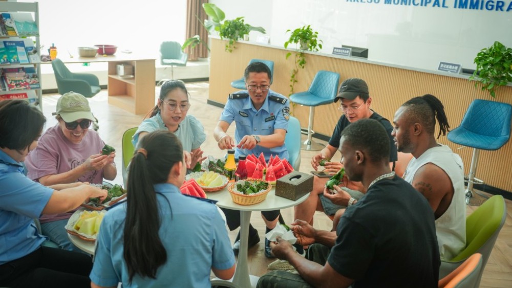 新疆阿克苏市公安局：粽香传情融中外 民俗共庆端午时