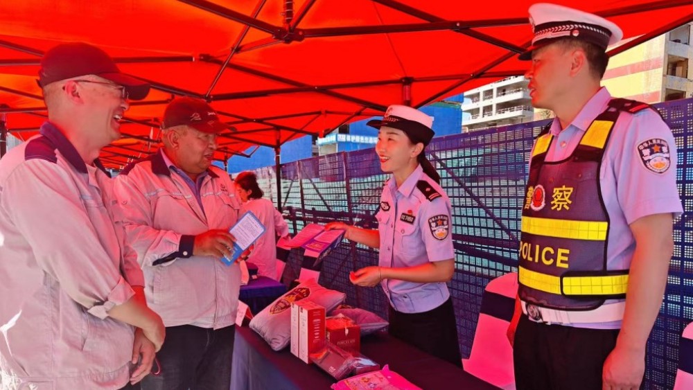 新疆乌鲁木齐交警联合多部门开展“人人讲安全、个个会应急——排查整治风险隐患”交通安全宣讲活动