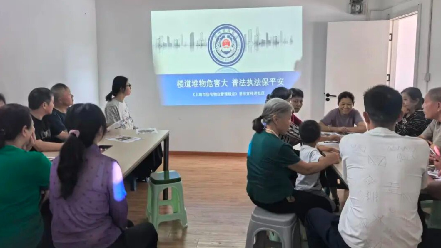 楼道堆物隐患大 社区普法保平安