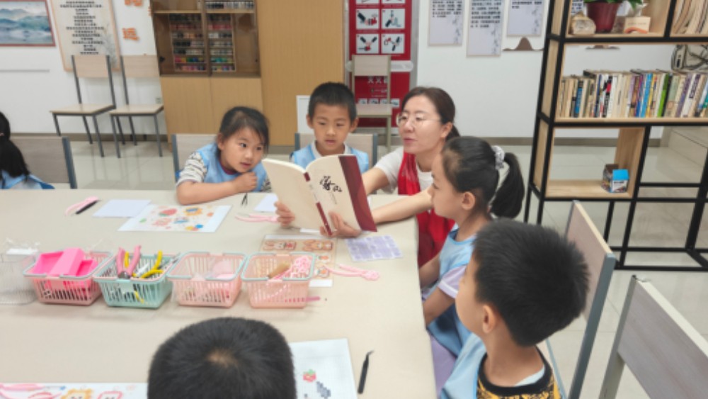 银川市兴庆区泰和社区：书香伴读传家风 陶泥巧作润童心
