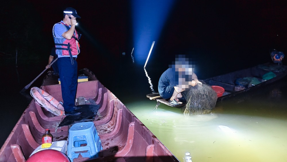 广西平乐：汛期“浑水摸鱼”，两人因布设地笼接连被抓