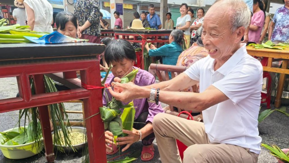 宜春袁州：飞剑潭乡开展“党群连心话民俗 巧手包粽赛端午”文明实践主题活动