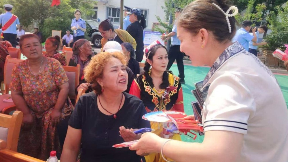 新疆尼勒克县司法局：粽香传雅韵 普法护平安