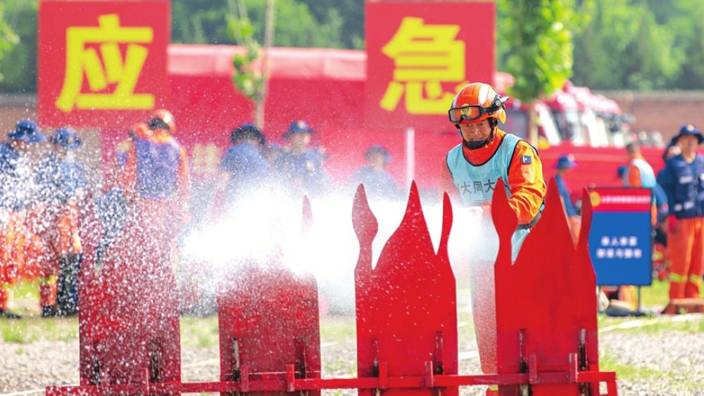 太原消防救援机动支队实战化野外驻训暨“火焰蓝”综合技能比武竞赛举行