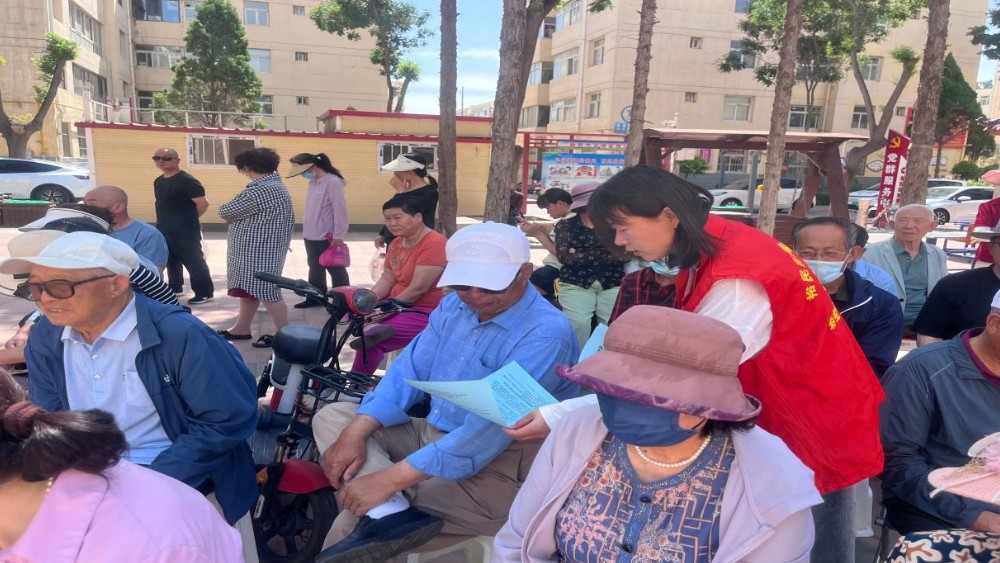 青铜峡市紫薇社区：楼顶整治除隐患 普法先行筑平安