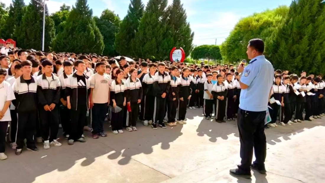 新疆伊宁县巴依托海镇：法治宣讲进校园 撑起青春“平安伞”