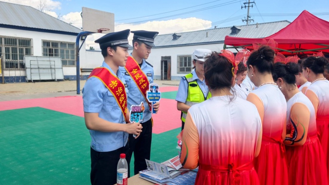 新疆尼勒克县公安局：聚力“三下乡”惠民服务 普法宣传不停歇