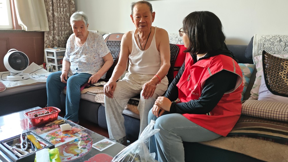 银川市兴庆区银虹社区：端午走访暖民心 法治宣讲护民生