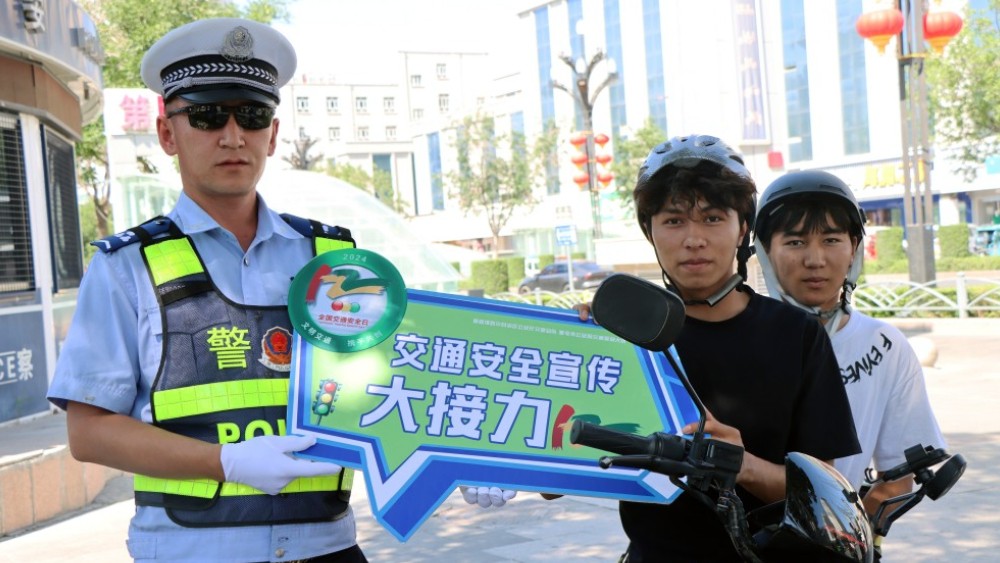 新疆奎屯市公安局交通管理大队：深化“一盔一带”宣传劝导，筑牢道路交通安全防线