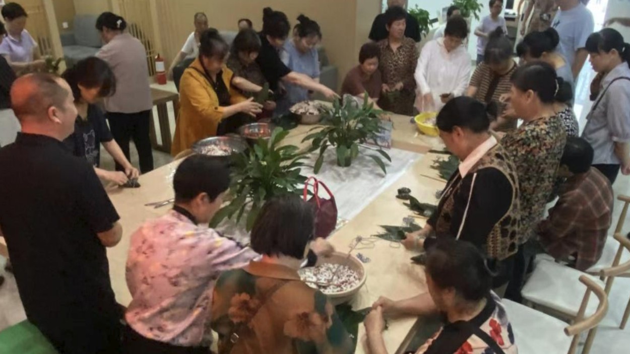 粽叶飘香迎端午 邻里同乐暖社区——达州通川区新锦社区开展包粽子主题活动