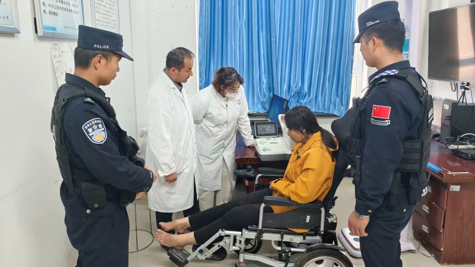 游客滞留河滩 民警及时救援
