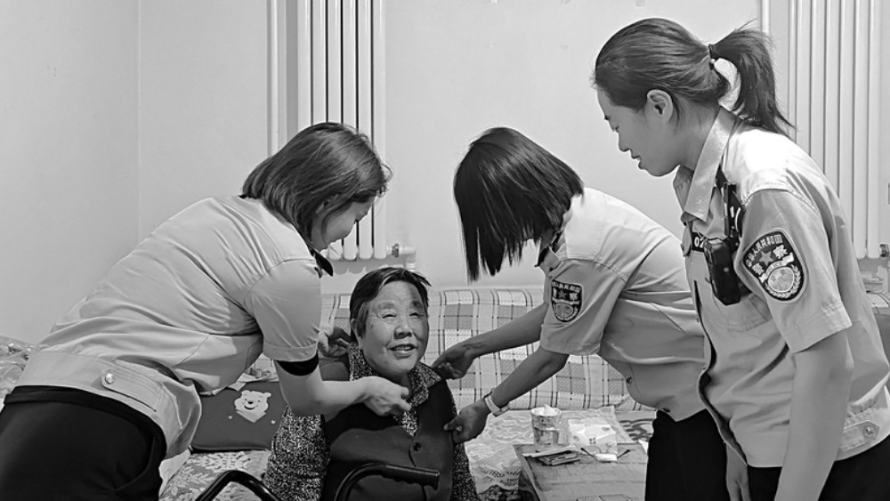 灵丘武灵镇派出所上门办证解民忧