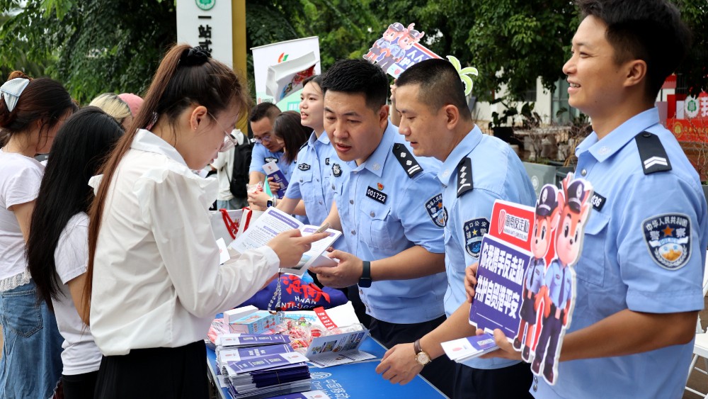海南端午节前开展反走私普法宣传“进校园”活动 筑牢青春安全防线
