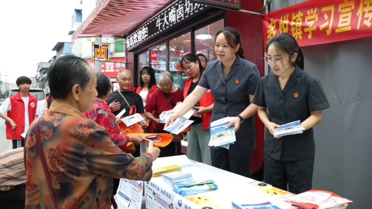 “摆摊”普法赶大集，守护乡间“烟火气”