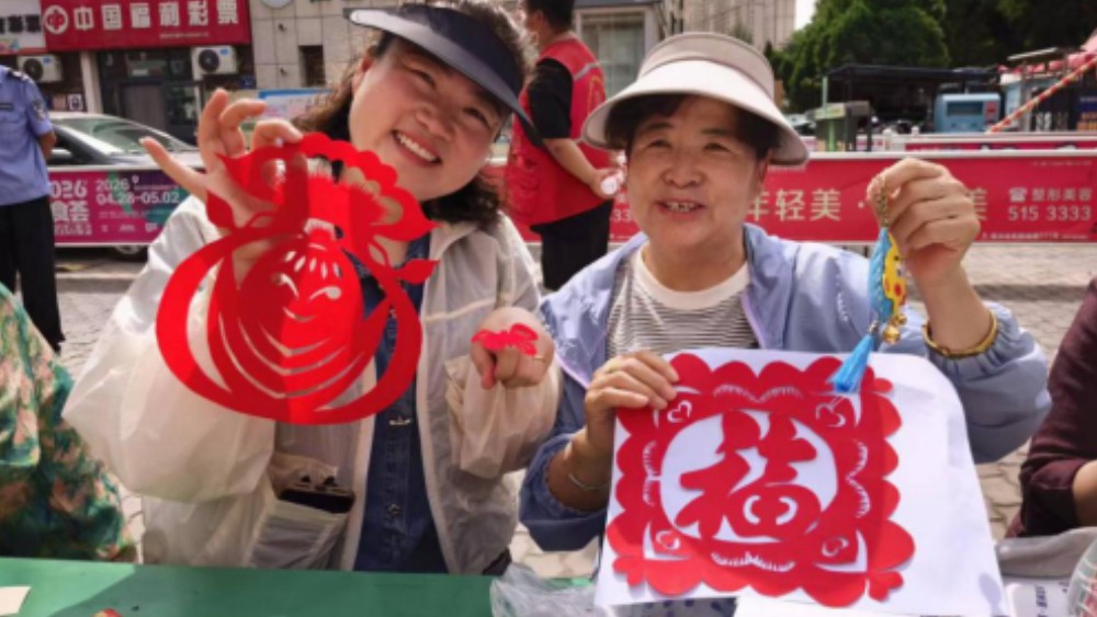 银川市兴庆区玺悦社区：粽香传情暖老兵 普法惠民筑平安