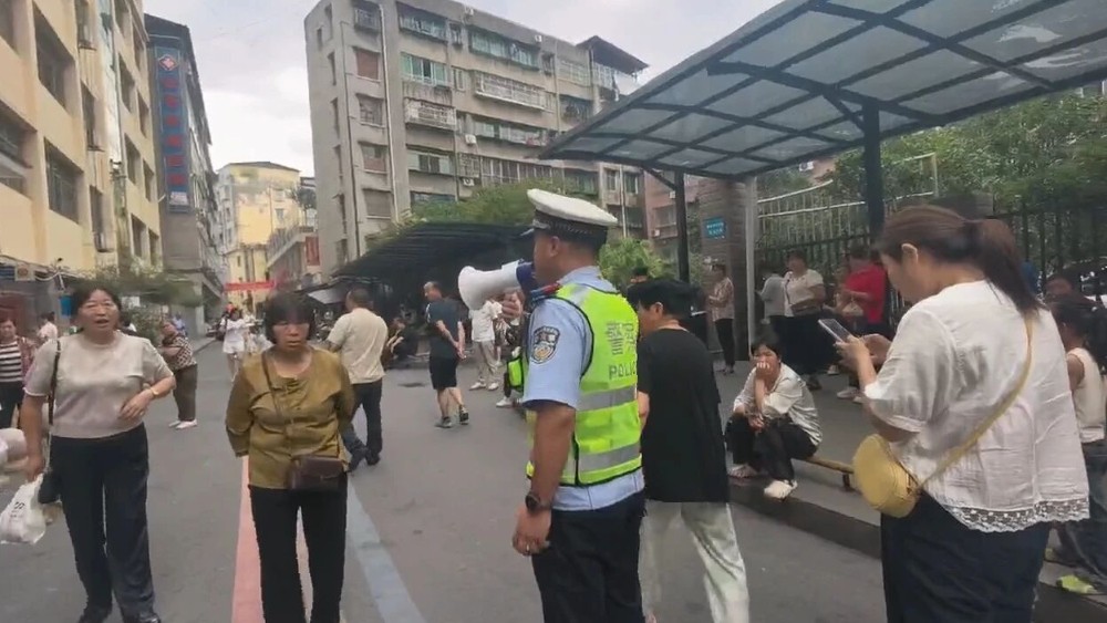 广元旺苍：交警“喊话”护学，让平安出行从“头”开始