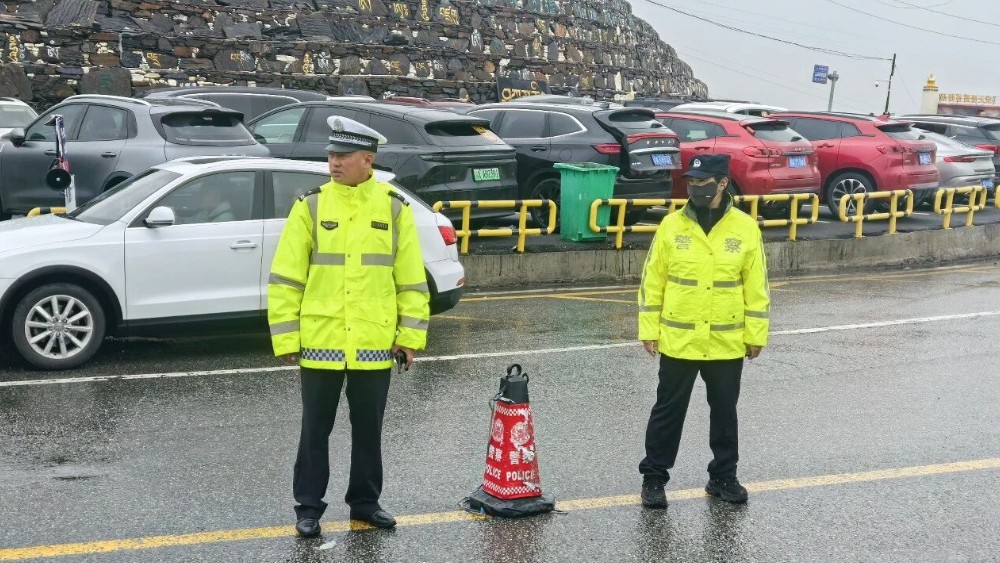 端午值守：折多山保通一线，双警夫妻并肩护旅途平安