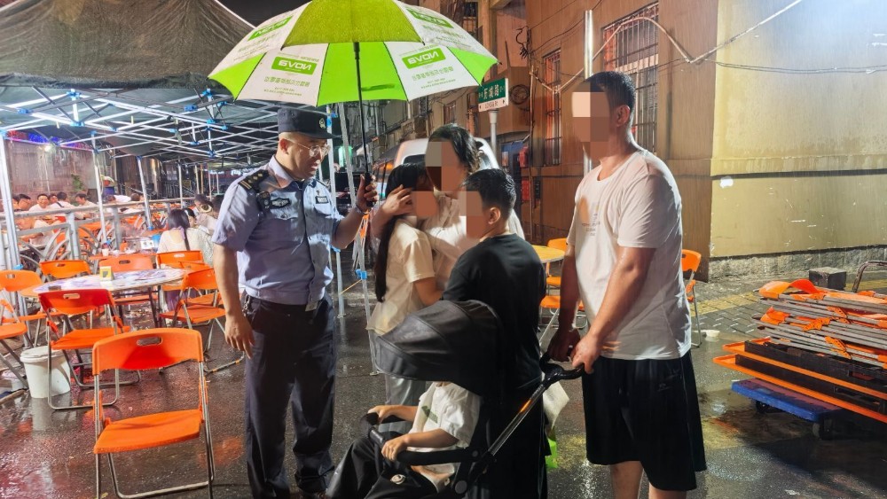 夜市孩子走失别慌！ 市北公安民警20分钟寻回女童 雨中暖心送回酒店
