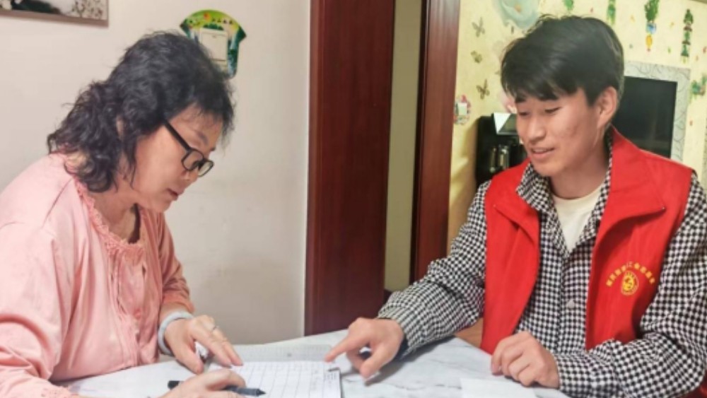 青铜峡市惠源社区：清理楼顶除隐患 依法治理护平安