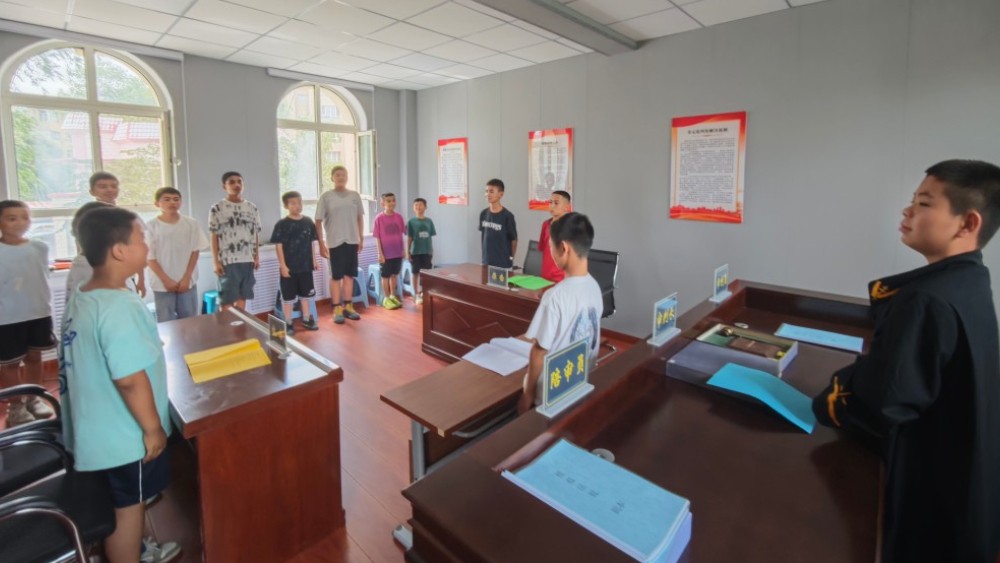 新疆博乐市人民法院驻团结社区工作队：沉浸式庭审入校园 实景化普法护成长